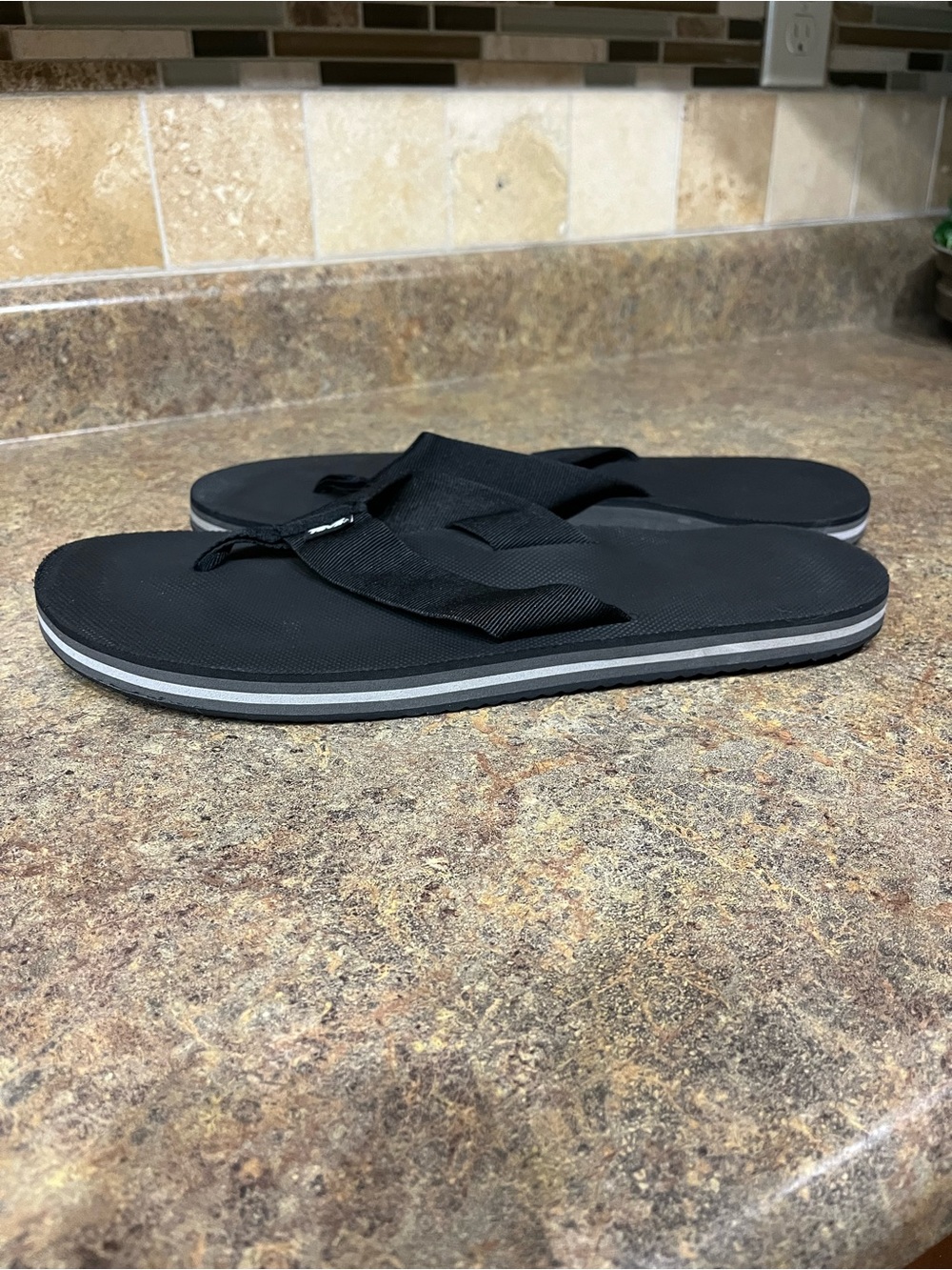 Teva Men’s Size 13 Black Universal Flip Flops Thong Sandals Gray Strip Vacation